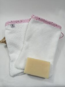 bambou blanc et fleurs roses
