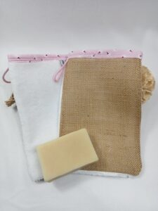 bambou blanc et fleurs roses